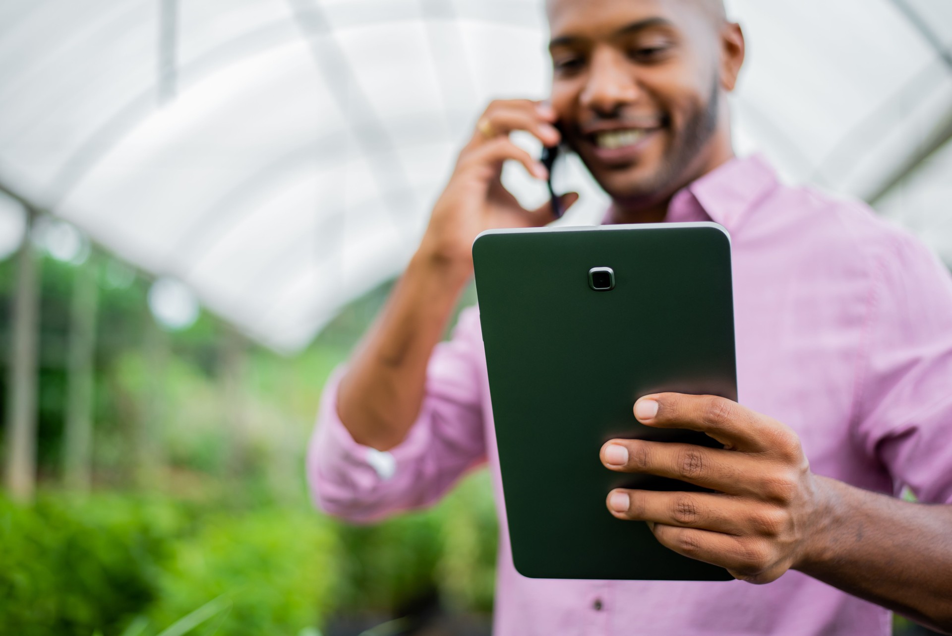 Homem brasileiro trabalhando e usando tecnologia no campo